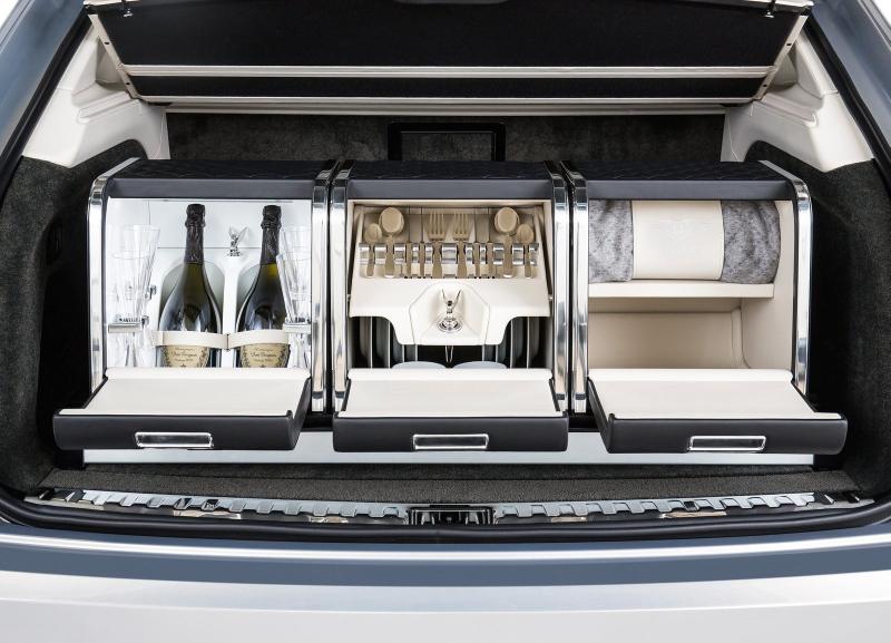 Illustration for article titled The Bentley Bentayga Has A Trunk Full Of Champagne And Diamonds In Its Clock